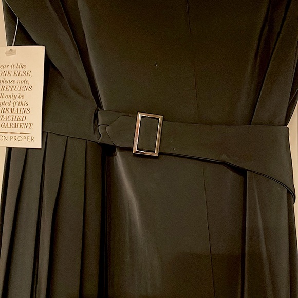 NWT-Jovonna London Roberta Navy sleeveless with pleated detail dress - Picture 5 of 6